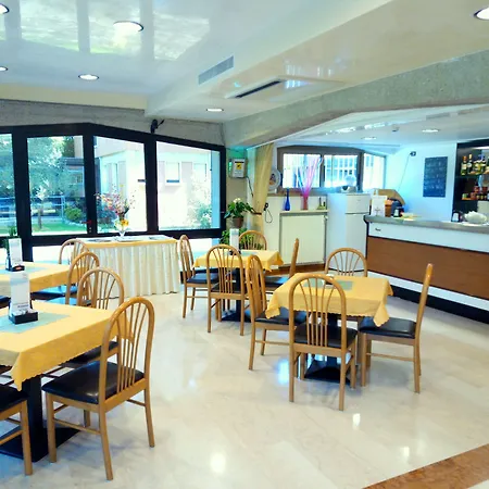 Centro Vacanze Cavallino Opera Nascimbeni Szálloda 3*